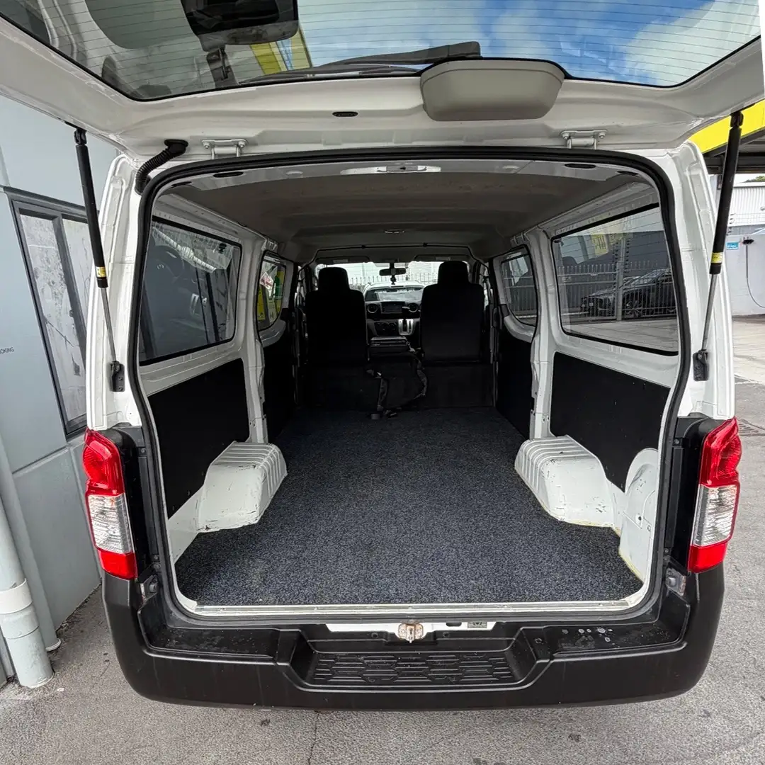 NISSAN NV350