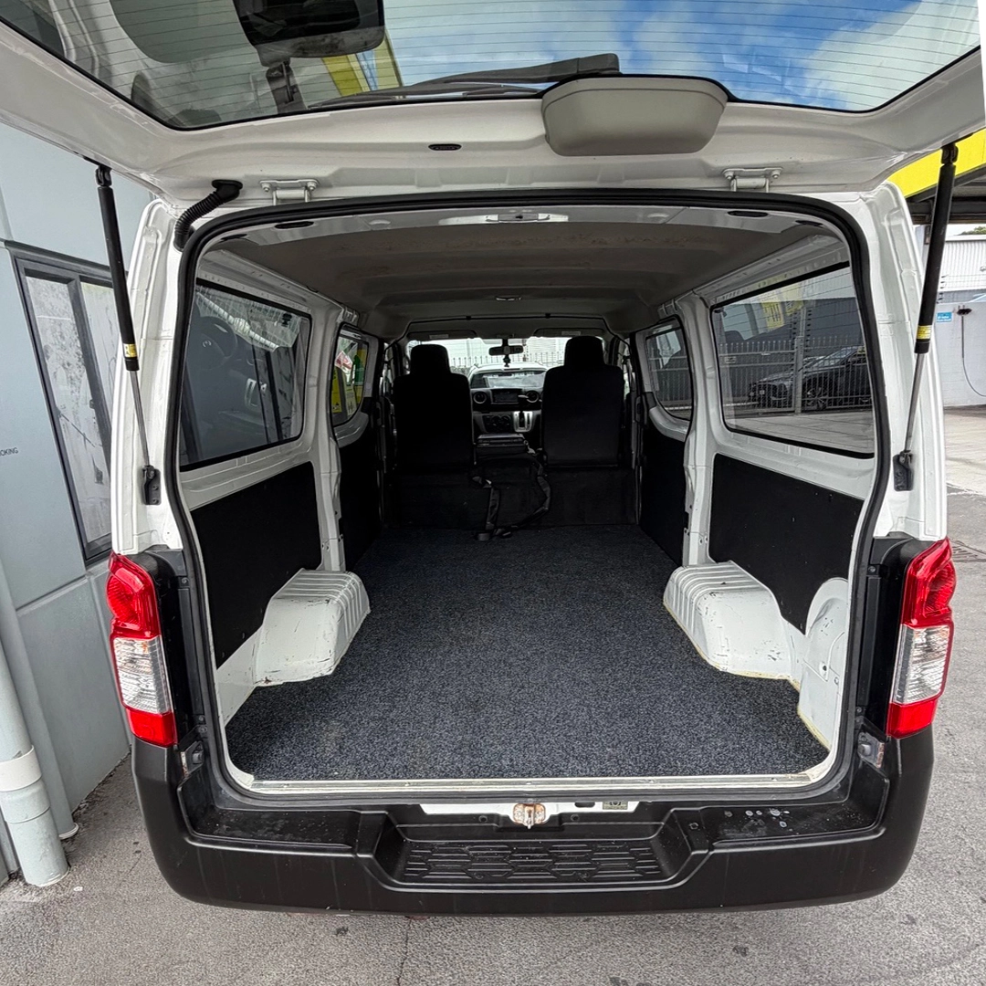 NISSAN NV350
